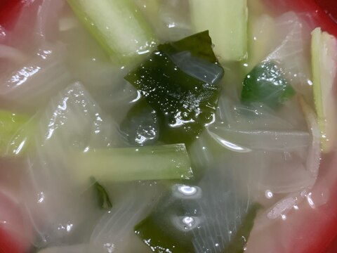 小松菜と玉ねぎ、わかめともやしのコンソメスープ